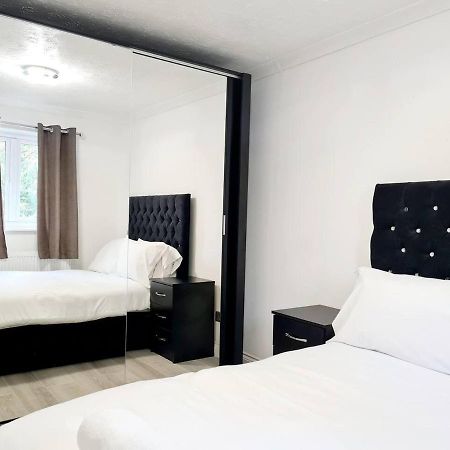 Modern & Spacious - Walk To London Excel- Parking Exterior photo